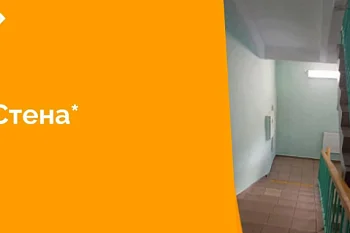 Косметический ремонт в крупном стационаре продолжается непрерывно. Слабые места – из-за старости цементной штукатурки – появляются постоянно. Одним из этапов работ по поддержанию состояния стала покраска центральной лестницы