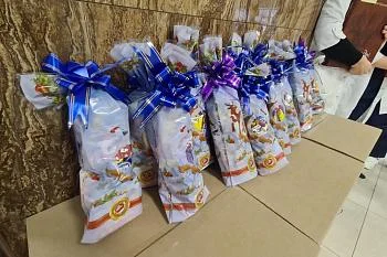 Детей медиков красной зоны поздравили единороссы