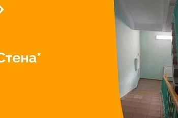 Косметический ремонт в крупном стационаре продолжается непрерывно. Слабые места – из-за старости цементной штукатурки – появляются постоянно. Одним из этапов работ по поддержанию состояния стала покраска центральной лестницы