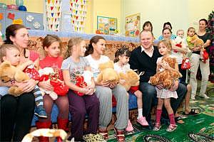 Николай Цуканов: «С Дед Морозом и Снегурочкой мы постарались исполнить мечты ребятишек, лежащих в детской областной больнице» 