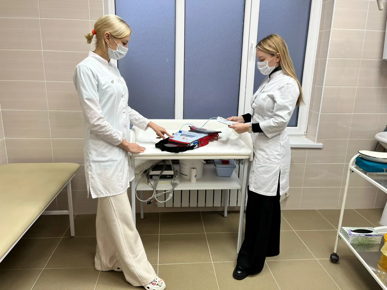 Два подразделения Межрайонной больницы № 1 получили современные дефибрилляторы